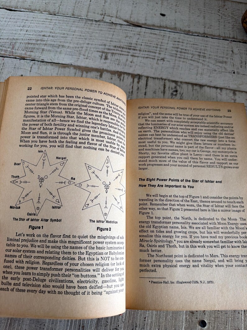 Puede incluir: Libro abierto con texto e ilustraciones sobre la Estrella de Ishtar. Las ilustraciones incluyen s&iacute;mbolos en forma de estrella y diagramas. El libro est&aacute; abierto sobre una superficie de madera. El texto est&aacute; en ingl&eacute;s.