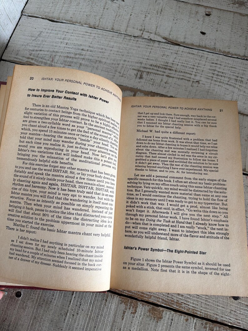 Puede incluir: Libro abierto con texto sobre Ishtar y t&eacute;cnicas de meditaci&oacute;n. Las p&aacute;ginas tienen un aspecto envejecido. El libro est&aacute; sobre una superficie de madera.