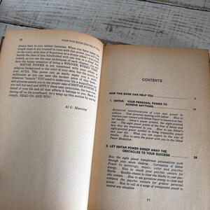 Puede incluir: Libro abierto con texto en papel envejecido. La p&aacute;gina izquierda tiene un cap&iacute;tulo titulado "HOW THIS BOOK CAN HELP YOU" y la p&aacute;gina derecha tiene una tabla de contenidos. El t&iacute;tulo del libro es "ISHTAR".