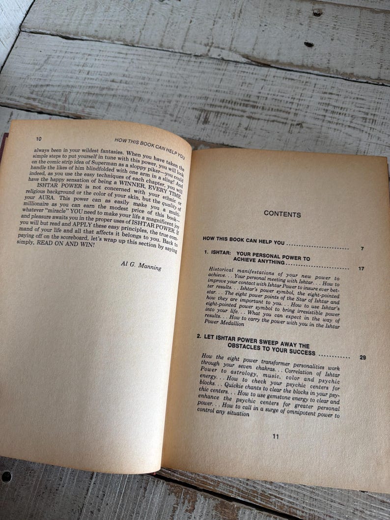 Puede incluir: Libro abierto con texto en papel envejecido. La p&aacute;gina izquierda tiene un cap&iacute;tulo titulado "HOW THIS BOOK CAN HELP YOU" y la p&aacute;gina derecha tiene una tabla de contenidos. El t&iacute;tulo del libro es "ISHTAR".