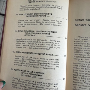Puede incluir: P&aacute;ginas de un libro abierto con texto sobre Ishtar y temas relacionados. El contenido incluye secciones sobre poderes superiores, el pasado y aplicaciones del poder. Las p&aacute;ginas tienen un aspecto vintage, con un tono ligeramente envejecido y amarillento.
