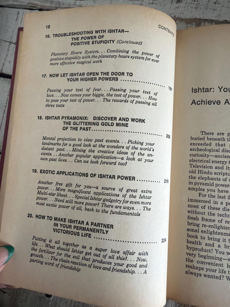 Puede incluir: P&aacute;ginas de un libro abierto con texto sobre Ishtar y temas relacionados. El contenido incluye secciones sobre poderes superiores, el pasado y aplicaciones del poder. Las p&aacute;ginas tienen un aspecto vintage, con un tono ligeramente envejecido y amarillento.