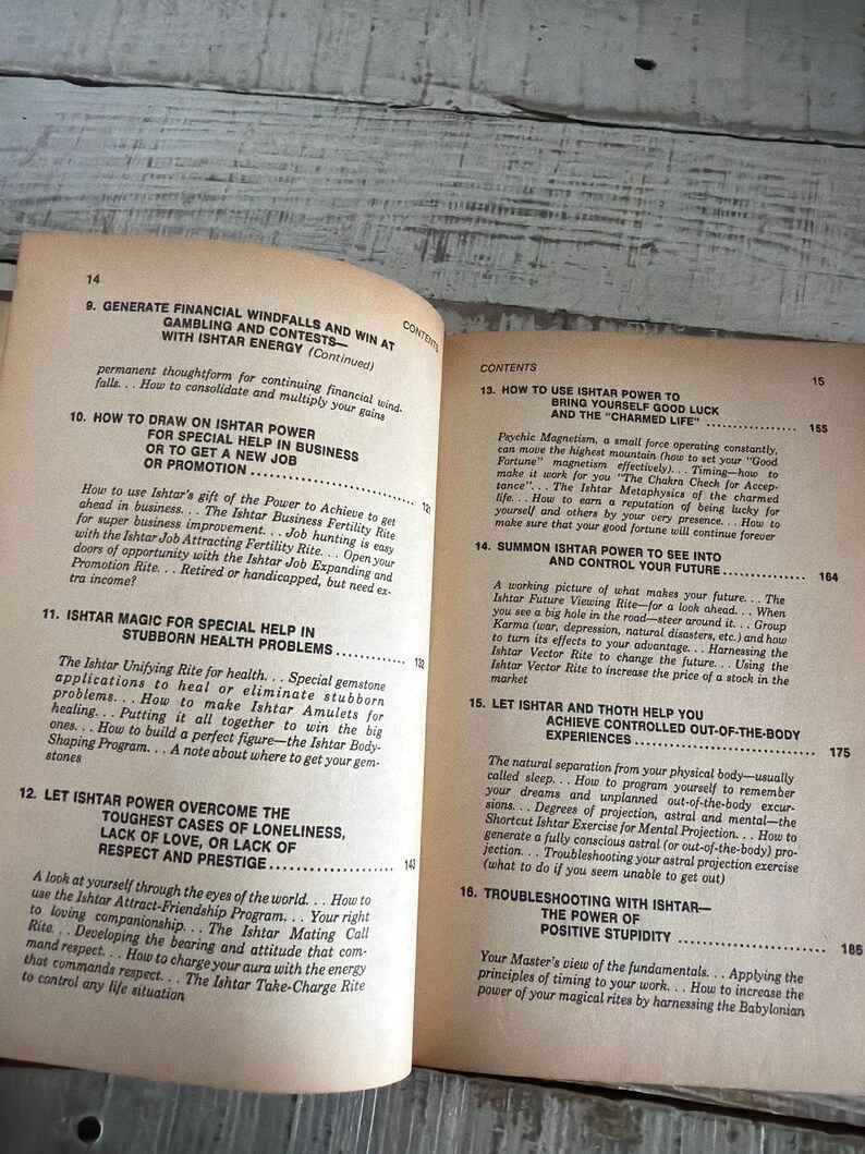 Puede incluir: Libro abierto con p&aacute;ginas que muestran texto sobre el poder de Ishtar, incluyendo temas como ganancias financieras, negocios, salud y superaci&oacute;n de la soledad. El contenido del libro se presenta en una tabla.