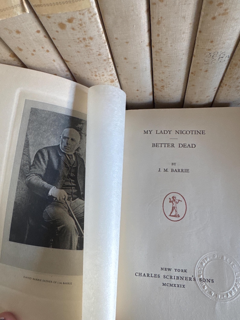 Puede incluir: Un libro antiguo abierto, titulado "My Lady Nicotine" de J.M. Barrie. Muestra un retrato en blanco y negro de un hombre. Publicado por Charles Scribner's Sons, Nueva York, MCMXXIX. La p&aacute;gina del t&iacute;tulo es visible.