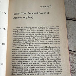 Puede incluir: P&aacute;gina de libro abierta con texto. El t&iacute;tulo es "Ishtar: Tu poder personal para lograr cualquier cosa". El texto trata sobre civilizaciones antiguas, descubrimientos arqueol&oacute;gicos e iluminaci&oacute;n personal. El n&uacute;mero de p&aacute;gina "17" es visible.