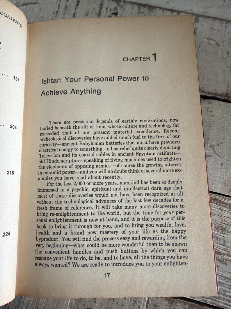 Puede incluir: P&aacute;gina de libro abierta con texto. El t&iacute;tulo es "Ishtar: Tu poder personal para lograr cualquier cosa". El texto trata sobre civilizaciones antiguas, descubrimientos arqueol&oacute;gicos e iluminaci&oacute;n personal. El n&uacute;mero de p&aacute;gina "17" es visible.