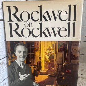K&ouml;nnte beinhalten: Ein Buch mit dem Titel "Rockwell on Rockwell: How I Make a Picture" von Norman Rockwell. Der Umschlag zeigt ein Schwarzwei&szlig;foto von Norman Rockwell, im Hintergrund ein Gem&auml;lde von ihm in seinem Atelier.