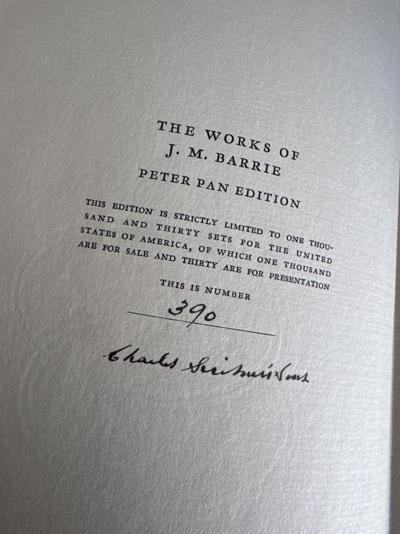 Puede incluir: Primer plano de una p&aacute;gina de "The Works of J.M. Barrie, Peter Pan Edition". El texto incluye la cantidad limitada de la edici&oacute;n y el n&uacute;mero 390. Hay una firma debajo del n&uacute;mero.