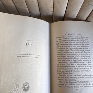 Puede incluir: Libro abierto con texto, que incluye una introducci&oacute;n. La fecha de copyright es 1896, 1919. El libro tiene un sello y el texto "PRINTED IN THE UNITED STATES OF AMERICA". Las p&aacute;ginas del libro son de color blanquecino.