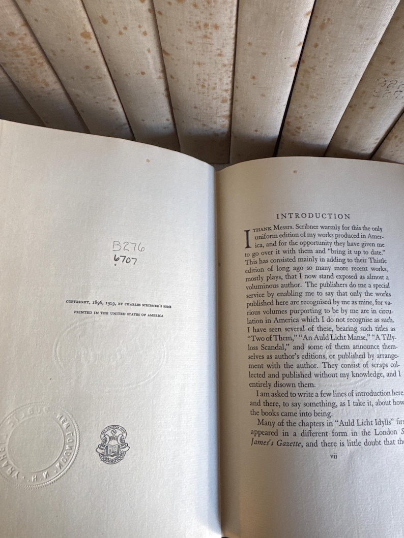 Puede incluir: Libro abierto con texto, que incluye una introducci&oacute;n. La fecha de copyright es 1896, 1919. El libro tiene un sello y el texto "PRINTED IN THE UNITED STATES OF AMERICA". Las p&aacute;ginas del libro son de color blanquecino.