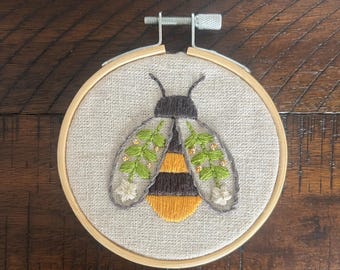 Hommel afgewerkte borduurringkunst