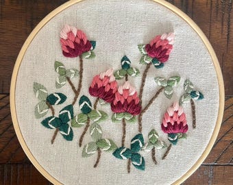 Klaverbloemen voltooide borduurringkunst