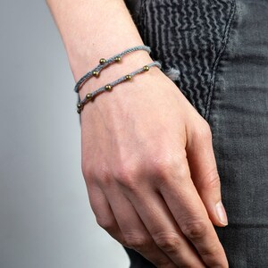 Zarte Boho-Armbändchen aus Hanf, 2er-Set Grau