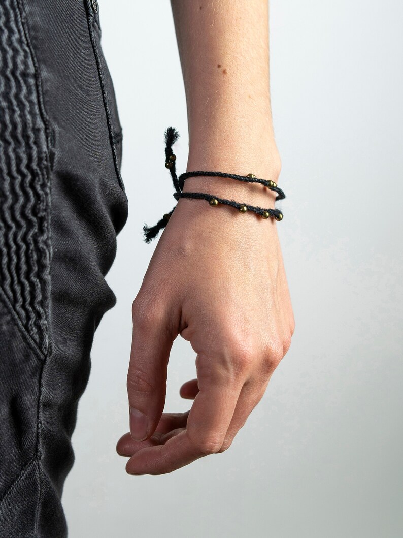 Zarte Boho-Armbändchen aus Hanf, 2er-Set Schwarz