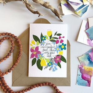 Carte Vous êtes une femme parfaite qui donne du pouvoir, cartes de voeux inspirantes, carte de citation de yoga, cadeau illustré, carte de citations positives avec fleurs