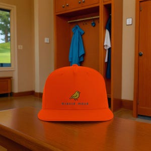 Gorra de golf bordada con cierre a presión en varios colores.