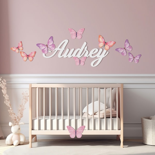 Schmetterling Namensschild für Kinderzimmer oder Schmetterlingsgeburtstag Hintergrund in rosa und lila Farben, Holzschmetterlinge mit Namen für Wanddekoration