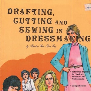 Pode incluir: Uma capa de livro com o título "Drafting, Cutting and Sewing in Dressmaking" de Pauline Gan Siew Eng. A capa apresenta ilustrações de mulheres costurando e uma mulher vestindo um blazer azul e um vestido rosa.