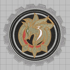 Puede incluir: Un parche bordado circular con un diseño de engranaje plateado. El centro presenta una cabeza de animal estilizada con un esquema de color rojo, blanco y dorado.