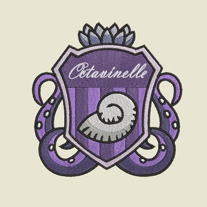 Puede incluir: Escudo bordado en morado y blanco con el texto "Octavinelle" y una concha de nautilus estilizada. El escudo está rodeado por dos tentáculos de pulpo morados.