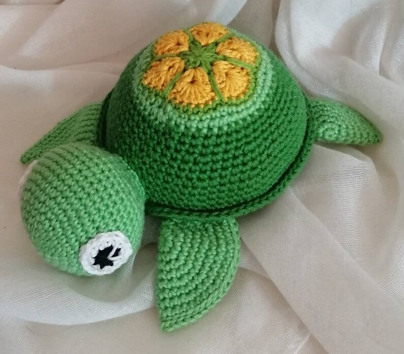 Niedliche Schildkröte zum Kuscheln, Spielen und lieb haben Grün African flower