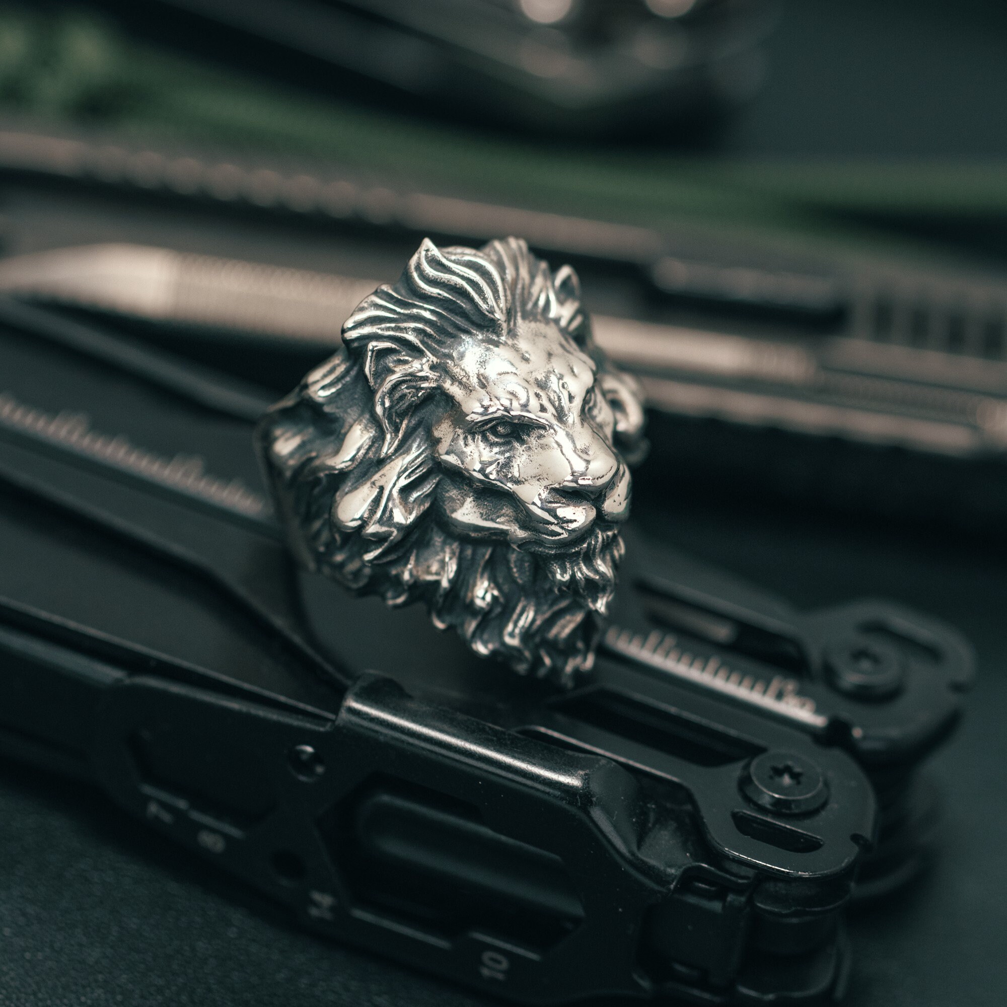 酸化スターリングシルバーのライオンヘッドリング - メンズ