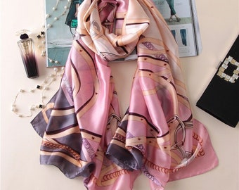 Superbe écharpe en soie douce. Motif rose et mauve sur le thème équestre. Cadeau personnalisé/boîte de Noël disponible. Un super cadeau pour la fête des mères !