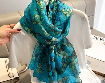 Superbe foulard soyeux et délicat, turquoise Van Gogh « Amandier en fleurs ». Léger parfait pour l'été. Cadeau personnalisé/boîte de Noël disponible.