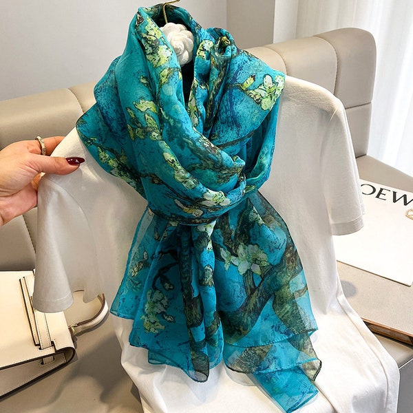 Superbe foulard soyeux et délicat, turquoise Van Gogh « Amandier en fleurs ». Léger parfait pour l'été. Cadeau personnalisé/boîte de Noël disponible.