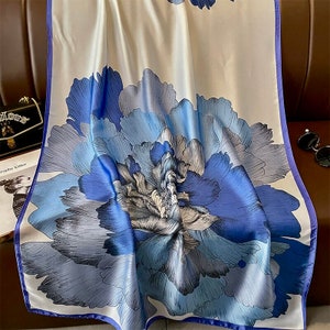 Superbe écharpe en soie bleue et grise à fleurs. Cadeau personnalisé/boîte de Noël disponible. Un super cadeau pour la fête des mères image 5