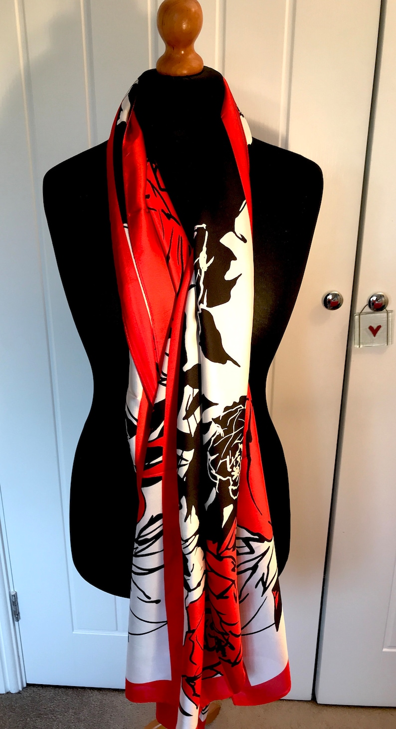 Luxurious soft silk scarf. Red roses designer theme. Great Mother's Day gift Personalised gift/Xmas box available. zdjęcie 1