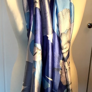 Superbe écharpe en soie bleue et grise à fleurs. Cadeau personnalisé/boîte de Noël disponible. Un super cadeau pour la fête des mères image 6