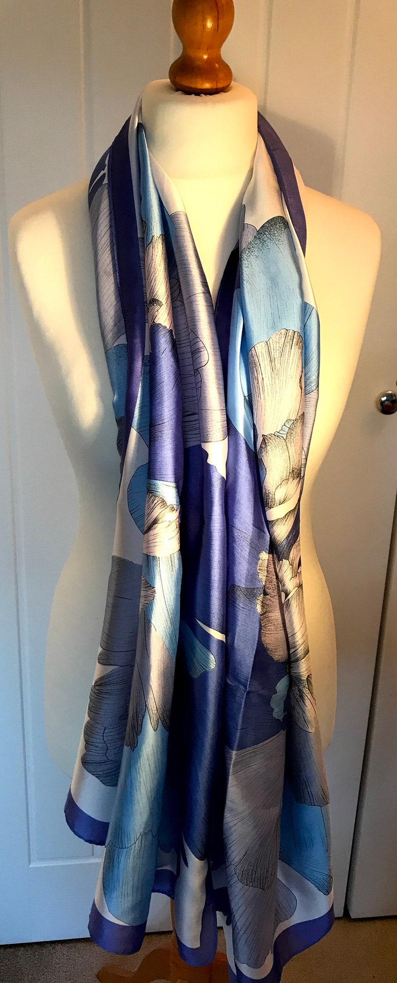 Superbe écharpe en soie bleue et grise à fleurs. Cadeau personnalisé/boîte de Noël disponible. Un super cadeau pour la fête des mères image 6