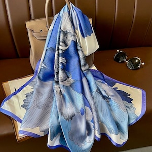 Superbe écharpe en soie bleue et grise à fleurs. Cadeau personnalisé/boîte de Noël disponible. Un super cadeau pour la fête des mères scarf only