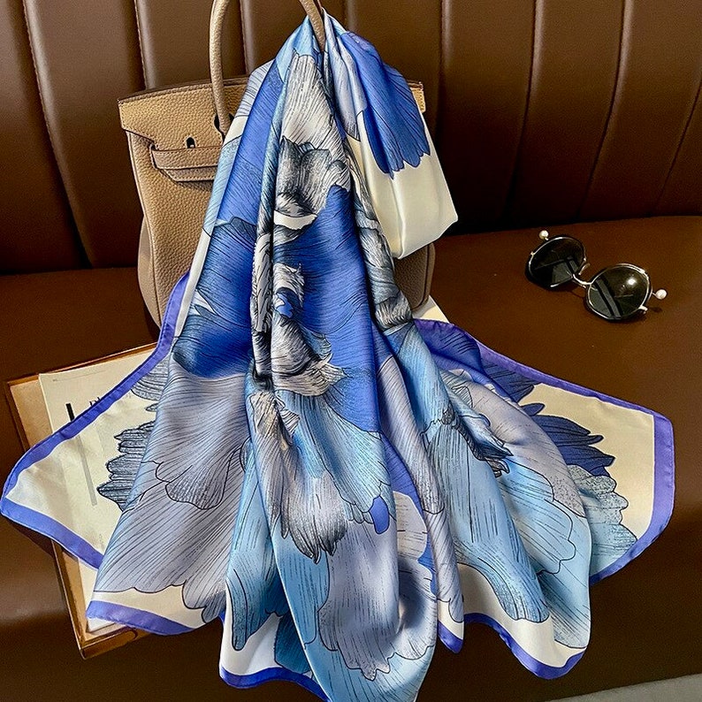 Superbe écharpe en soie bleue et grise à fleurs. Cadeau personnalisé/boîte de Noël disponible. Un super cadeau pour la fête des mères scarf only