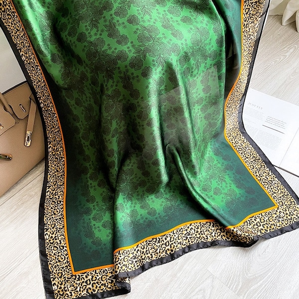 Lujosa bufanda de seda suave. Precioso diseño de estampado animal en verde esmeralda. Caja de regalo/Navidad 'personalizada' disponible. ¡Gran regalo para el Día de la Madre!