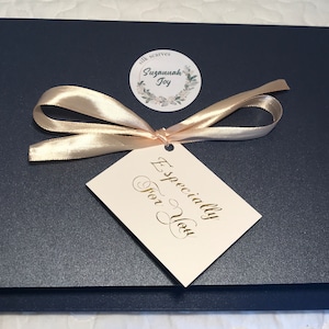 Soie douce et soyeuse luxueuse, avec un éclat magnifique. Thème oiseau de jardin vert émeraude. Coffret cadeau personnalisé pour la Fête des Mères disponible. boxed scarf and tag