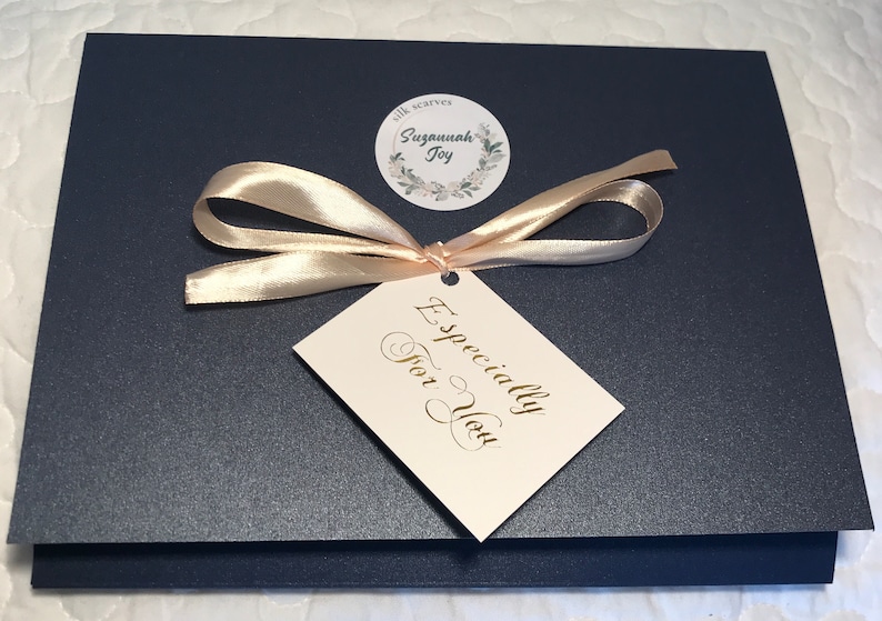 Luxuriöse, seidig glatte, weiche Seide mit wunderschönem Glanz. Smaragdgrünes Gartenvogelthema. Personalisierte Geschenkbox zum Muttertag erhältlich. boxed scarf and tag