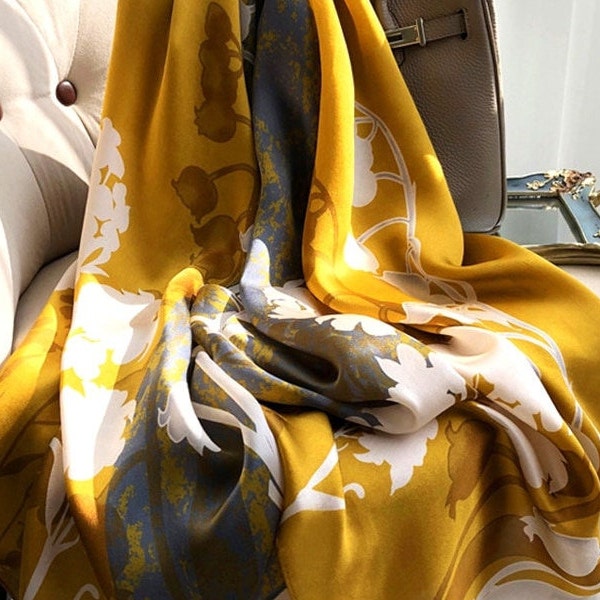 Foulard luxueux en soie douce. Motif floral or et bleu/gris éclatant. Cadeau personnalisé/boîte de Noël disponible. Un super cadeau pour la fête des mères !