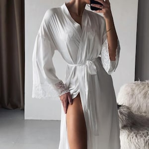 Witte bruidsgewaad met kanten mouwen, zijdezachte satijnen bruidsbadjas