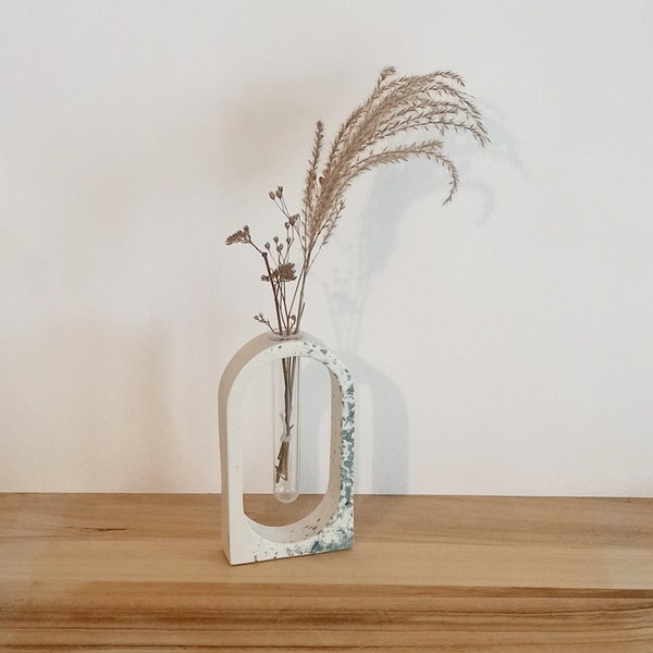 Soliflore ovale blanc et terrazzo bleu, vase en résine minérale, objet décoratif minimaliste pour une fleur