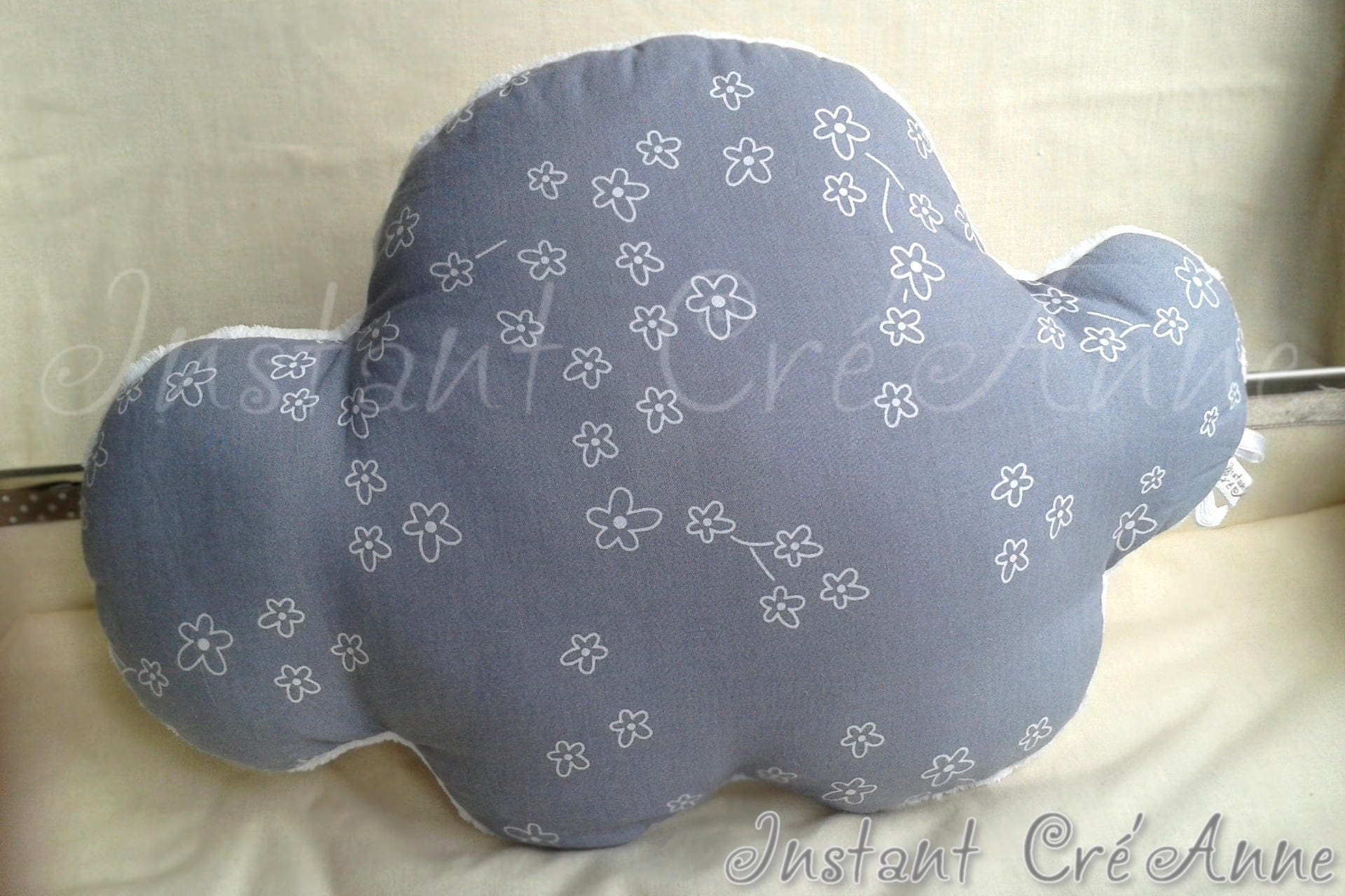 Destockage Coussin Nuage Gris à Fleurs Blanches