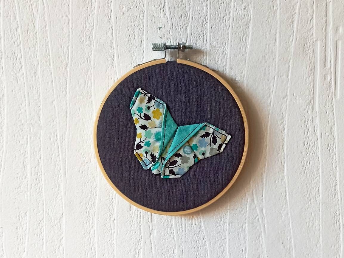Tambour Papillon Origami, Cercle à Broder avec Origami en Tissu Liberty Fanciful sur Fond Gris Anthr