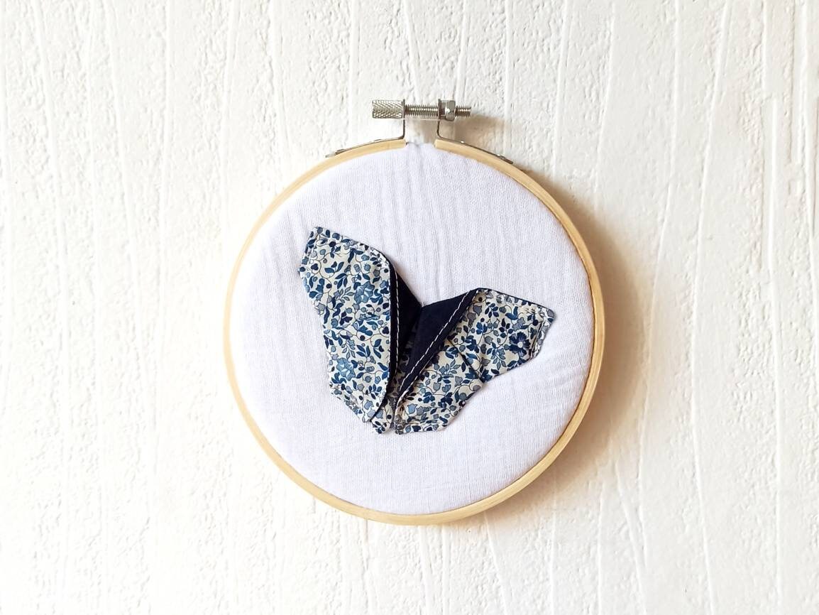 Tambour Papillon Origami, Cercle à Broder avec Origami en Tissu Liberty Katie & Millie Bleu sur Fond
