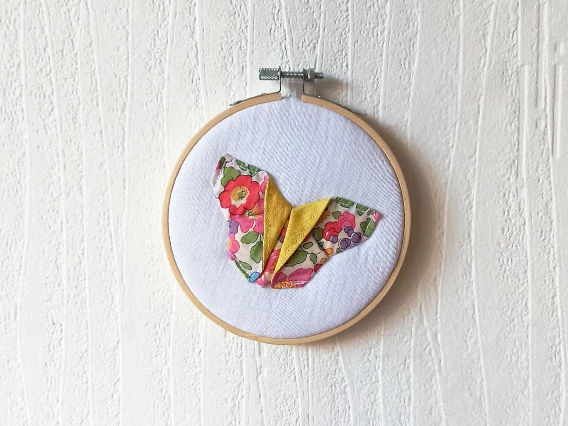 Tambour Papillon Origami, Cercle à Broder avec Origami en Tissu Liberty Betsy Rose sur Fond Blanc