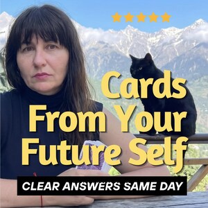 Puede incluir: Imagen con una mujer y un gato negro. El texto "Cards From Your Future Self" está superpuesto, con "CLEAR ANSWERS SAME DAY" debajo. Las cartas del tarot están sobre una mesa de madera, con montañas al fondo.