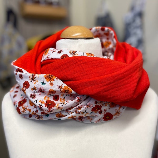 Snood tour de cou réversible double tour en viscose fleurie liberty et double gaze rouge