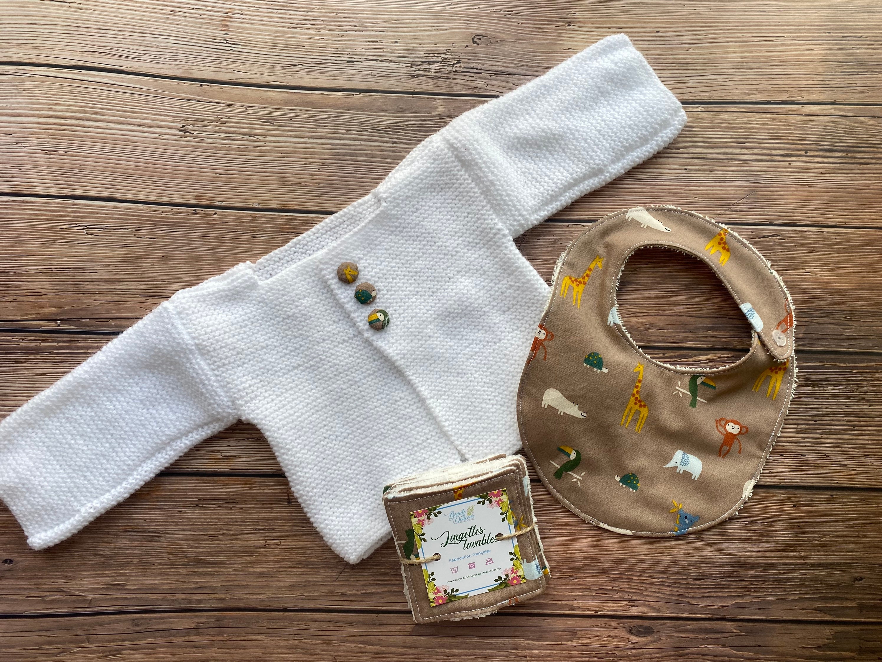 Unisex baby animal birth gift box. Baby layette set of birth gifts.