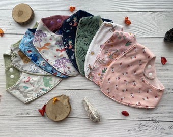 Adjustable bandana bib for baby in cotton and cotton and bamboo sponge