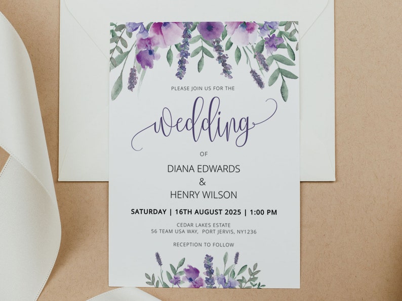 Puede incluir: Invitaci&oacute;n de boda con un dise&ntilde;o floral de acuarela en tonos morados y verdes. El texto dice "Por favor, &uacute;nase a nosotros para la boda de Diana Edwards & Henry Wilson, s&aacute;bado 16 de agosto de 2025, 1:00 PM, Cedar Lakes Estate, 56 Team USA Way, Port Jervis, NY1236, Recepci&oacute;n a continuaci&oacute;n."